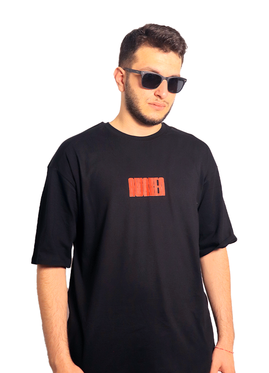 Mağazam siyah renk kısa kollu t-shirt giyen erkek model güneş gözlüğü ile