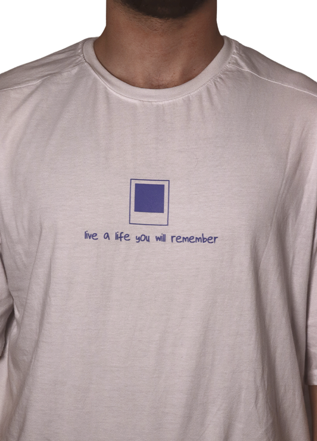 Loco Wear marka beyaz kısa kollu tişört üzerinde mavi grafik ve live a life you will remember yazısı
