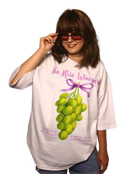 Loco Wear marka unisex oversize tişört, önünde üzüm deseni ve yazılı grafikle beyaz renk